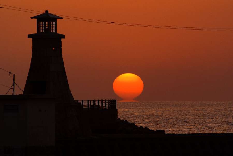 伊予市五色浜のだるま夕日